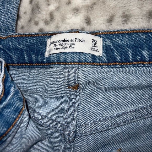 Abercrombie Ultra High Rise 90s Straight Jean - Picture 4 of 6
